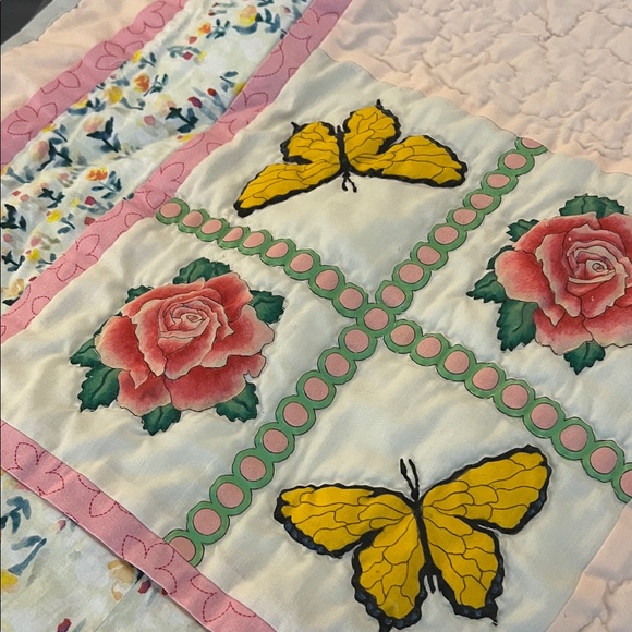 Beautiful Floral and Butterfly Quilt - Picture 7 of 11